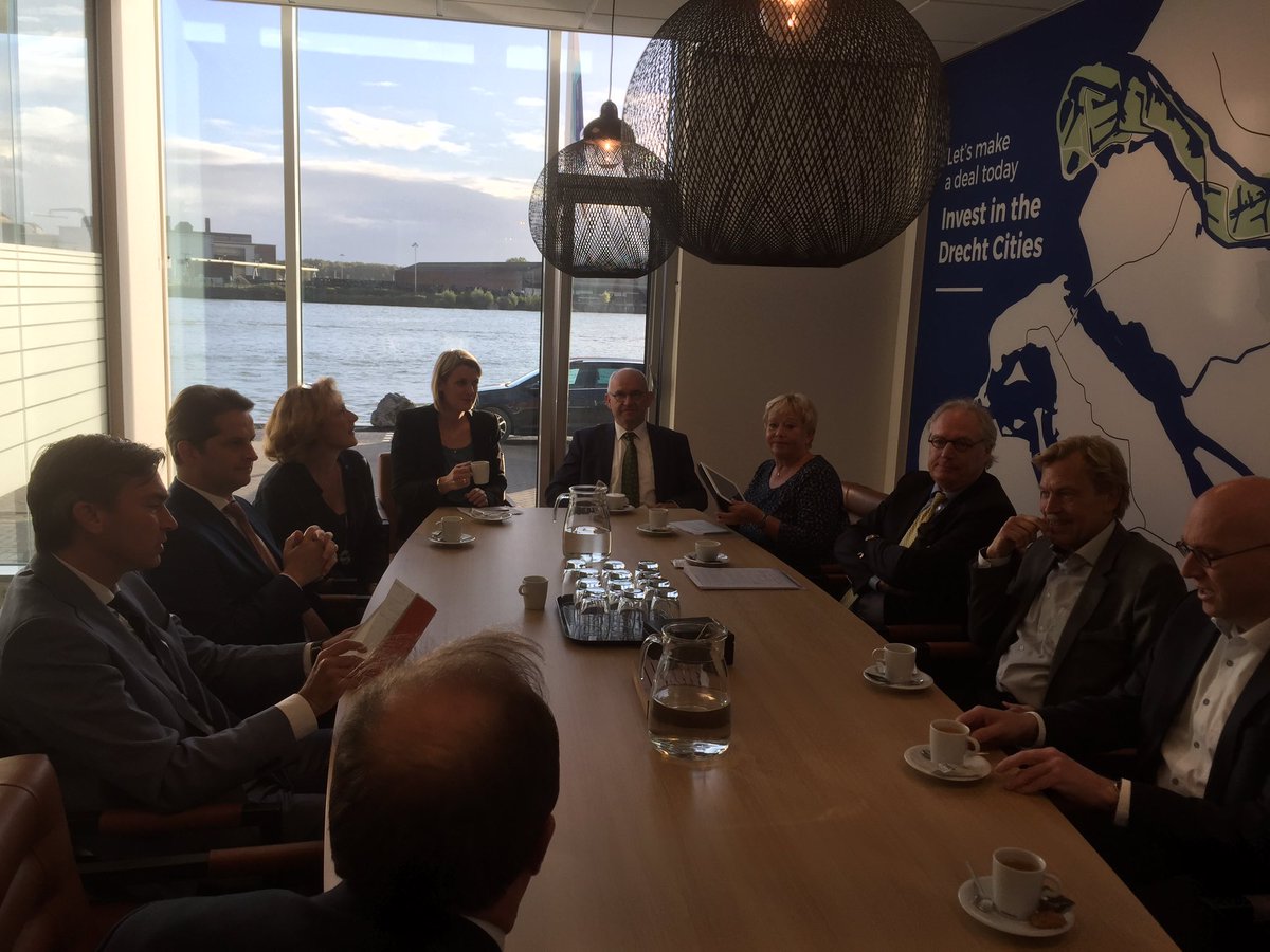 hiaonderneemt's tweet photo. Bezoek gedeputeerde @abomlemstra aan @gemeentehia om te praten over de ontwikkeling van het #Waterbusplein #Area78 #Groeiagenda @DealDrecht https://t.co/zxg2j7R6yd