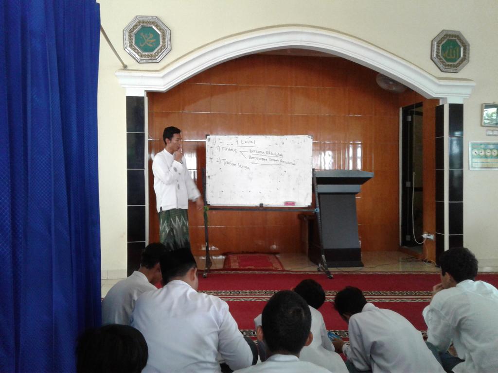 RohisAlJihad's tweet photo. Assalamualaikum warahmatullah wabarakatuh ya akhi ukhti...Sedang berlangsung #KajianJumat &amp; pembagian Departemen untuk Ikhwan maupun Akhwat https://t.co/XlD7X7taOY