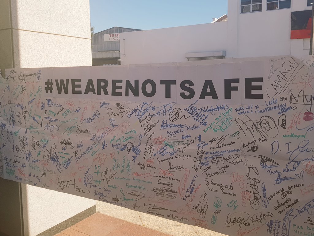 JayedLeigh's tweet photo. A banner is put up around court pillars.

"WE ARE NOT SAFE" 
#Sabcnews #NMUattack https://t.co/LRxMo73kxR