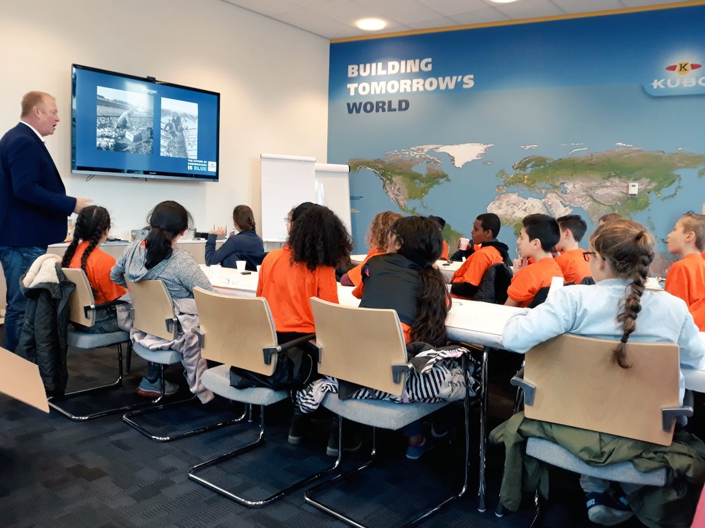 boereninmonster's tweet photo. Met groep 8 van de #Rehobothschool uit Naaldwijk (als opa/chauffeur) op bedrijfsbezoek bij @KUBO_nl in Monster. #dagvandetechniek
#DvdWT https://t.co/qltu8MsZ4t