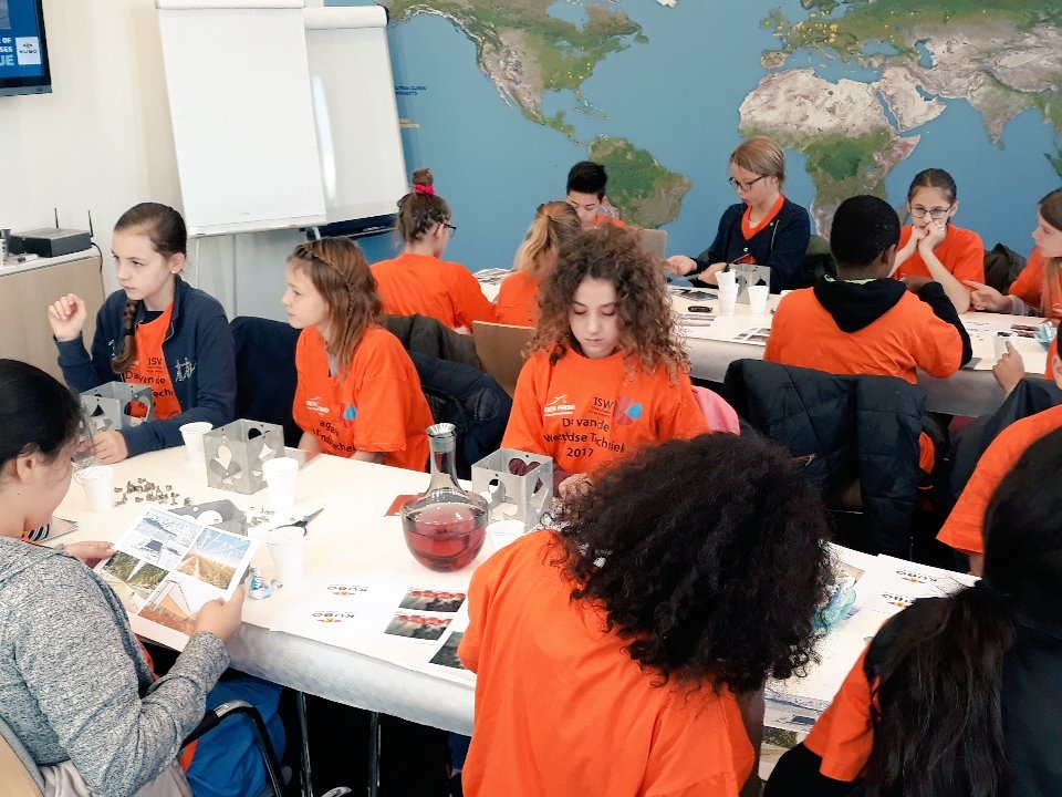 boereninmonster's tweet photo. Met groep 8 van de #Rehobothschool uit Naaldwijk (als opa/chauffeur) op bedrijfsbezoek bij @KUBO_nl in Monster. #dagvandetechniek
#DvdWT https://t.co/qltu8MsZ4t