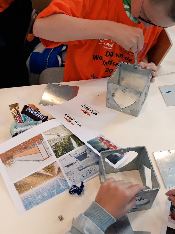 boereninmonster's tweet photo. Met groep 8 van de #Rehobothschool uit Naaldwijk (als opa/chauffeur) op bedrijfsbezoek bij @KUBO_nl in Monster. #dagvandetechniek
#DvdWT https://t.co/qltu8MsZ4t