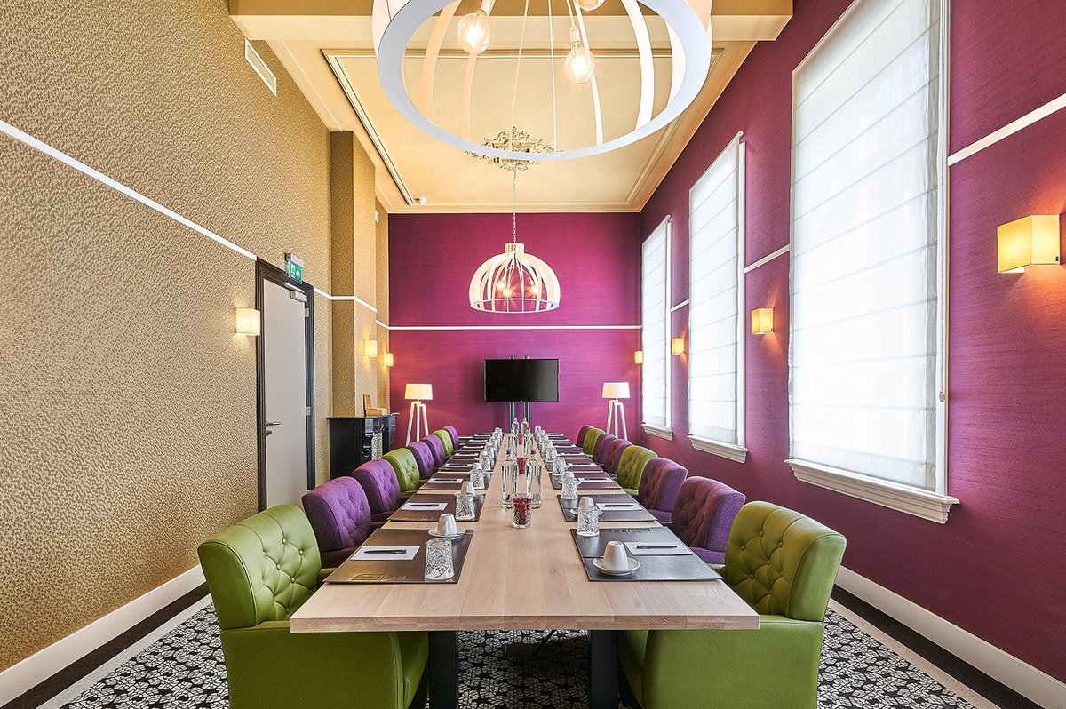 Vescom's tweet photo. Stunning architecture combined with our luxurious wallcovering designs https://t.co/jLisrGpyh1 #projectfriday #luxurious #wallcovering #silk https://t.co/6HnxU6dieA