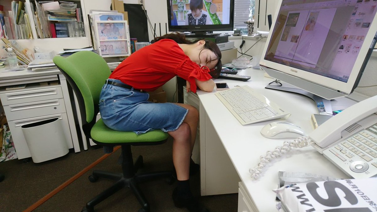 Mika Rika フリー素材アイドル A Twitteren と思ったら 寝てた 笑 やっぱり安定のrikaでした W Mika 爆睡 居眠り 事務所で仕事