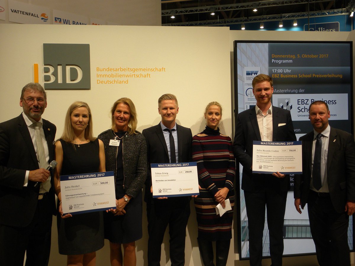 gdw_esser's tweet photo. EBZ-Materstudenten ausgezeichnet #EXPOREAL #tollearbeiten_tollernachwuchs @GdWWohnen @EBZAkademie https://t.co/933cazOwVa