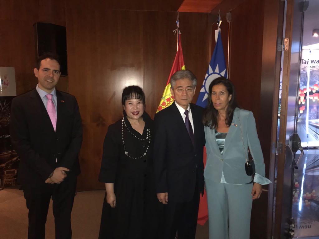 EvaDuranRamos's tweet photo. Felicitaciones pueblo de #Taiwán y su presidenta por Festividad Día Nacional es un orgullo compartir en #Madrid con Embajador Sr.Ko y esposa https://t.co/fLOm0Z3rlw