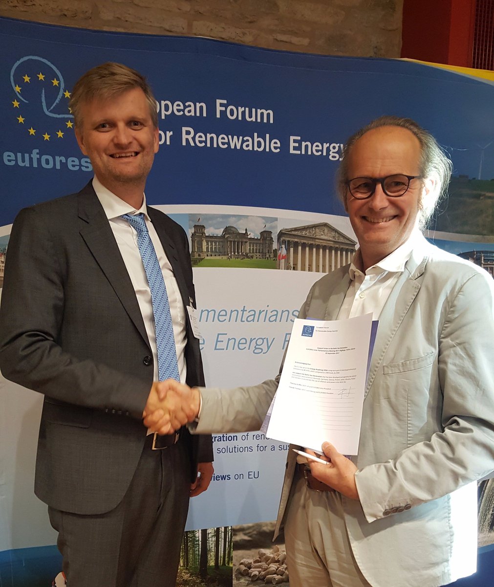 Tuuleenergia's tweet photo. Võtsime Europarlamendi liikmelt Claude Turmeselt vastu toetusavalduse Läänemere meretuuleenergiale @ClaudeTurmes @EUFORES_EU #ipm17 https://t.co/7SR4ZM7zhm