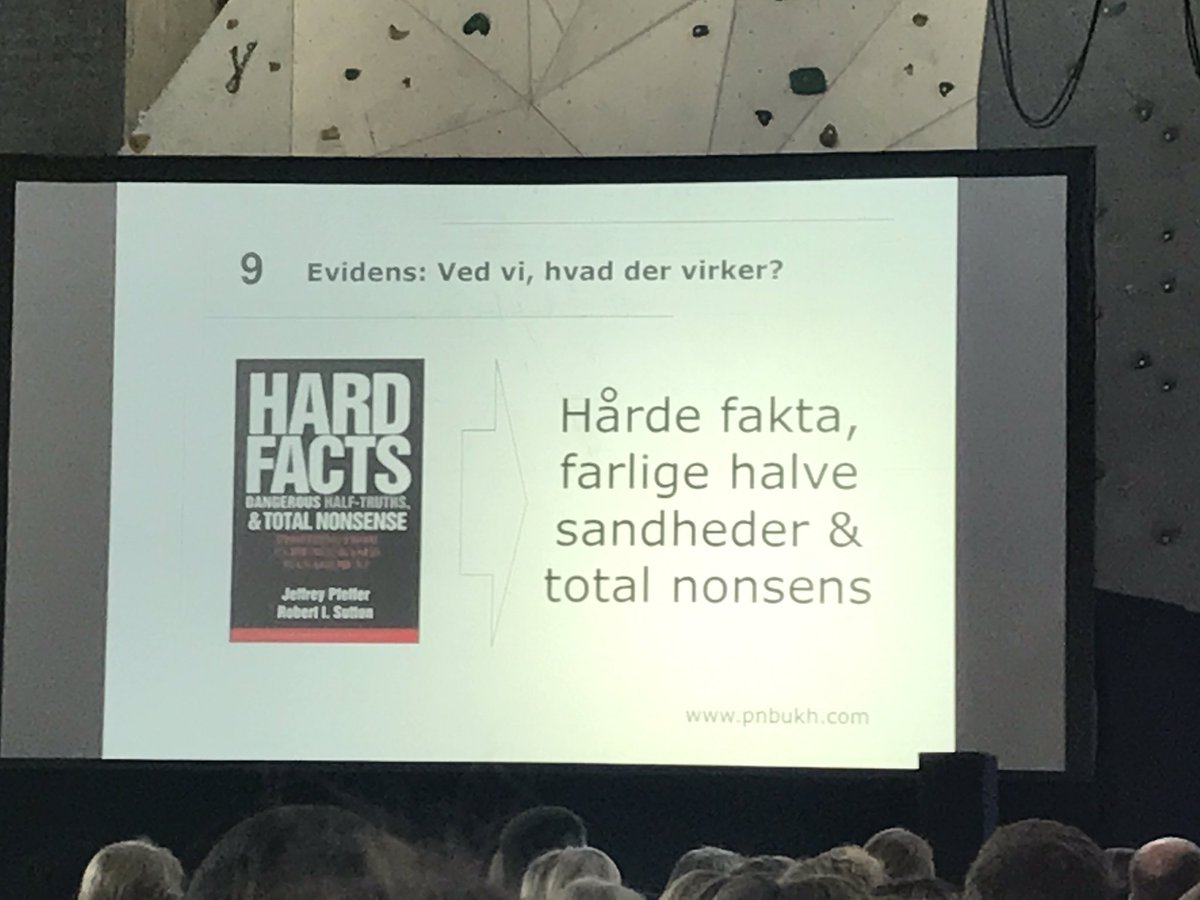 EllenZacho's tweet photo. Per Nikolaj Bukh fortæller om evidens, halve sandheder og nonsens på #drg17 Udvikling af styring i sundhedsvæsenet https://t.co/6ZiiwEmZtz