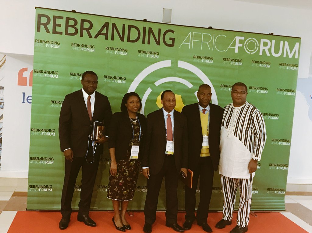 NaiteMoustapha's tweet photo. Avec PM @MamadyYoula au #RebrandingAfricaForum : "Enjeux, défis des systèmes financiers africains face au #DividendeDemographique" #RAF2017 https://t.co/yhTWkEV9l8