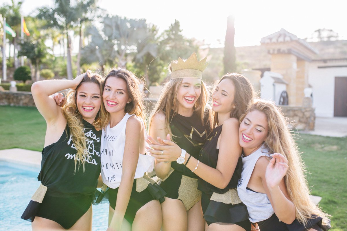 BestieCounty's tweet photo. Celebra el #DíaMundialdelaSonrisa de la mejor manera posible... ¡Con tus besties! #FelizFinde #Amigas https://t.co/fcMVqcK9md