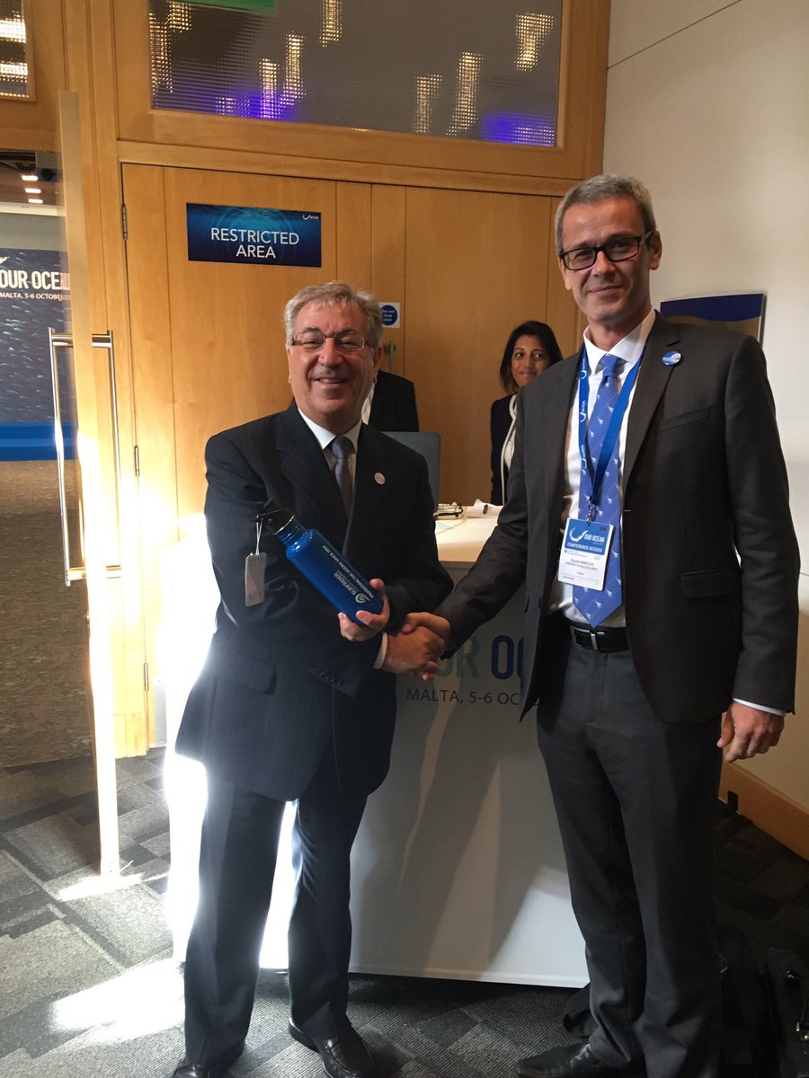 .<a href="/KarmenuVella/">Karmenu Vella</a> (Commissaire européen pour l'Environnement) avec la gourde #surfridereurope !! 💧😀 #proud #ResetYourHabits #RethinkPlastic