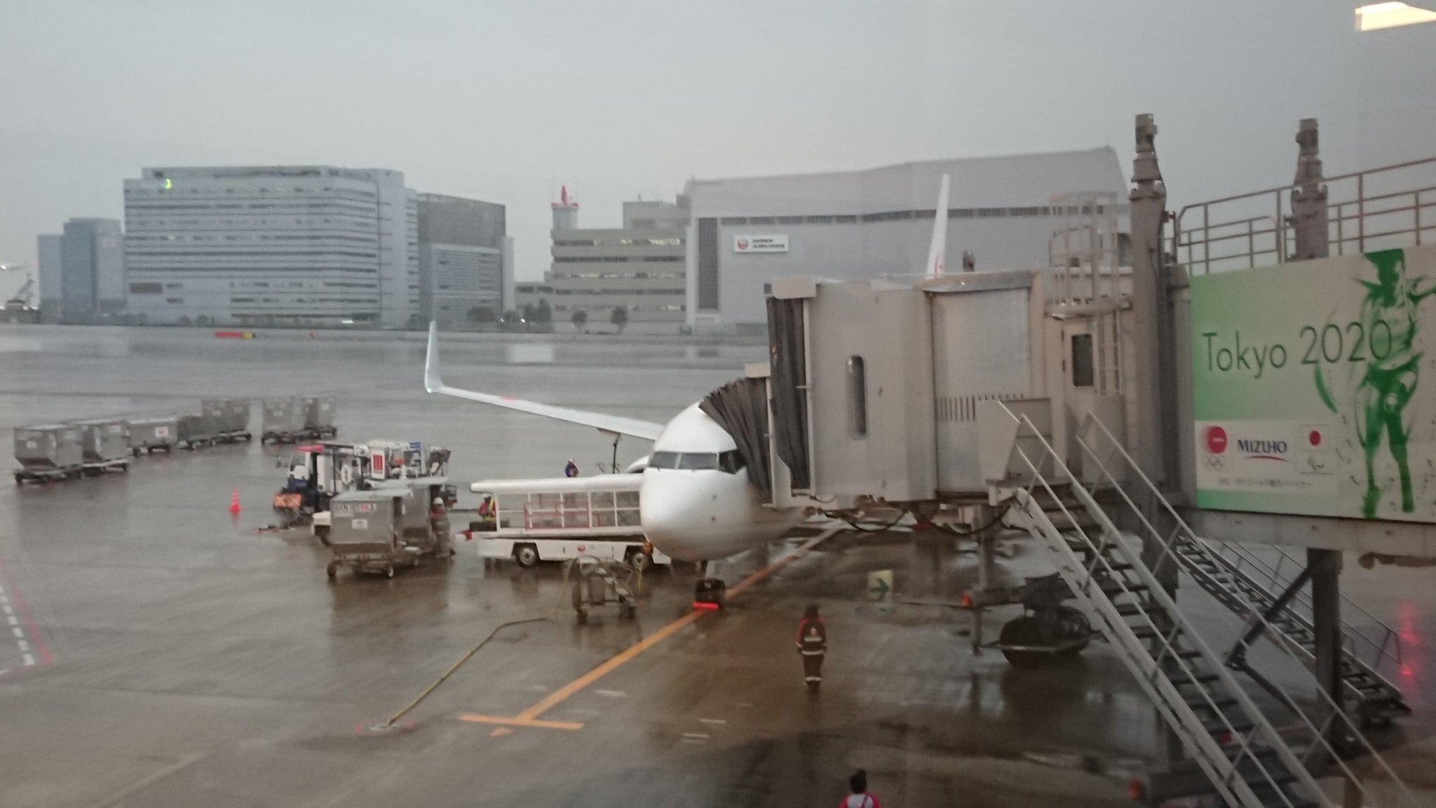 Lng Hu8j 改めて徳島阿波おどり空港よりｊａｌ４６０便にて東京 羽田空港 へ到着 関東の方でも雨降りなんだねぇ 何か雨降りと冷たい風が妙に物寂しい気持ちにしてくれるのは気のせいかな 羽田空港からは第２ターミナル１８時１０分発の東京駅八重洲北口