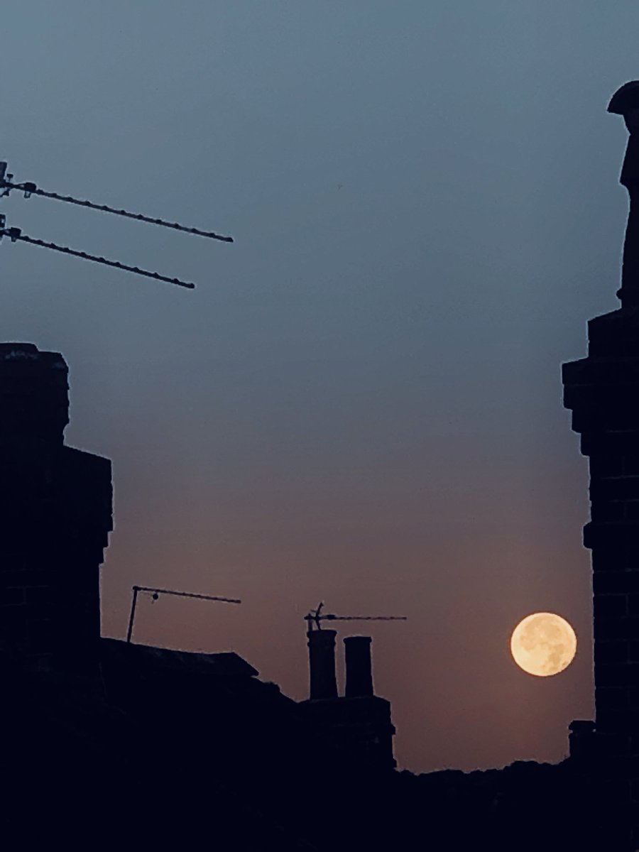 #moonset in #Eastbourne this morning shot on #iPhone8Plus