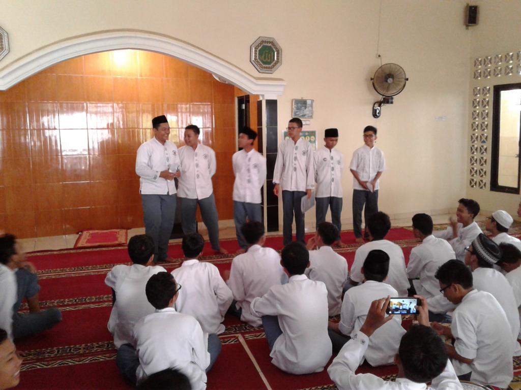 RohisAlJihad's tweet photo. Sesi : Pembagian Departemen untuk anggota baru @RohisAlJihad https://t.co/9GrI7v0xuZ