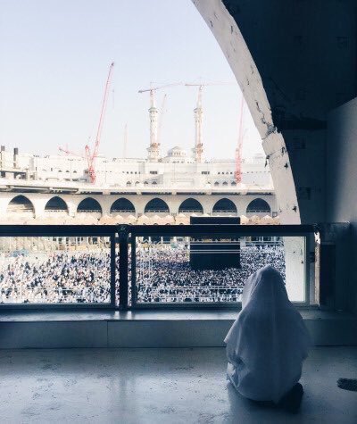 _qtttr_'s tweet photo. سجد وبكى، وقال لله إنك تعلم وهم لا يعلمون. https://t.co/OapQWrZOw8