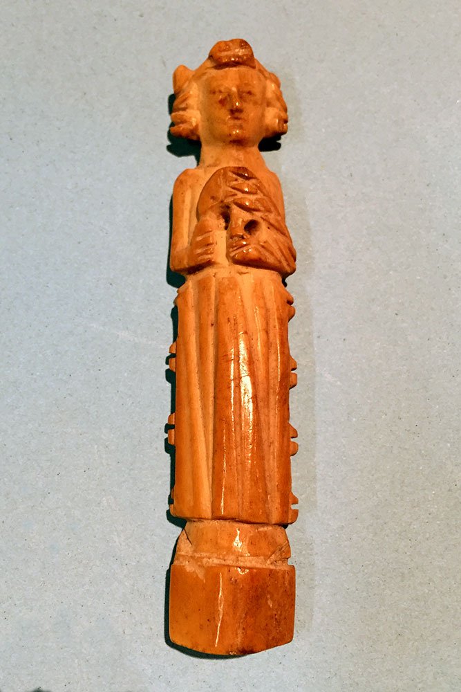 JanTrachet's tweet photo. Lady with the #falcon, found in Hoeke is the #WBRG #Bonetool of the month! #knife #handle or #hairpin ? https://t.co/qdLJ2oAvTa https://t.co/YZniEbylMW