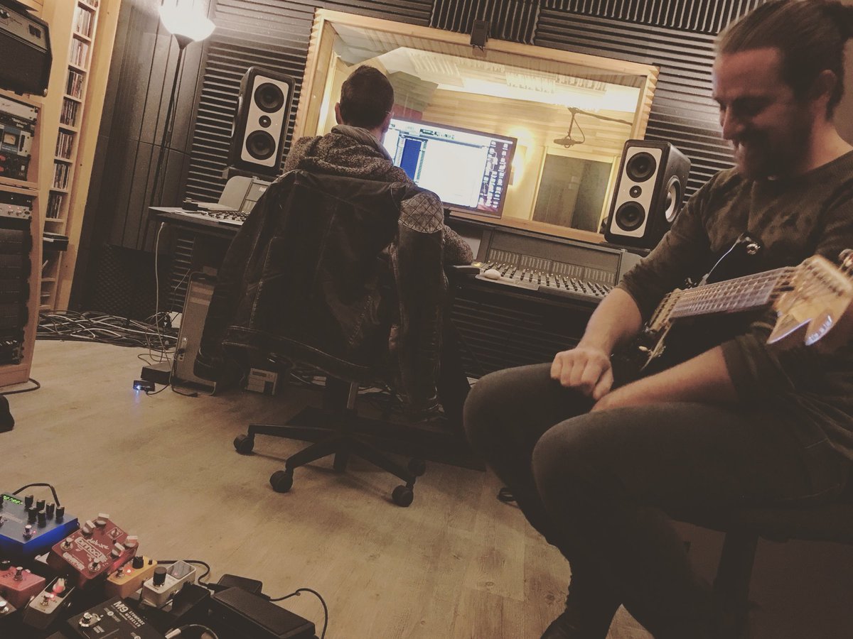 bounce4official's tweet photo. 8am : Early guitar session ... Keep smiling 😄🎸 #Bounce4 #Bounce4Guitar #Studio #Smile https://t.co/wX4F2rdrmk