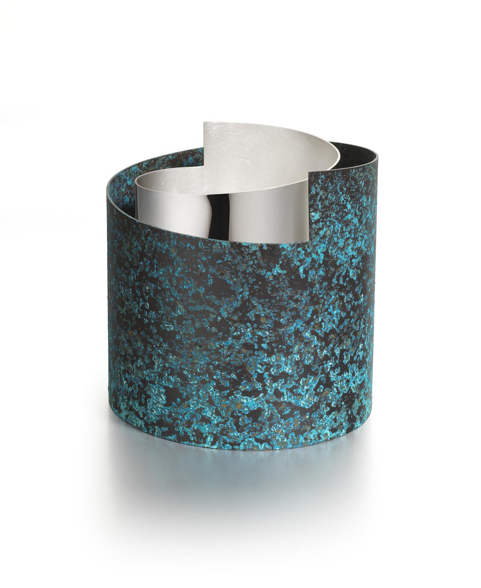 <a href="/SoniaCheadleLDN/">Sonia Cheadle London</a> <a href="/GoldsmithsCo/">The Goldsmiths' Company</a> And silversmith Rebecca de Quin named runner-up for her Vase with Blue Collar #GoldsmithsFair <a href="/GoldsmithsCo/">The Goldsmiths' Company</a>