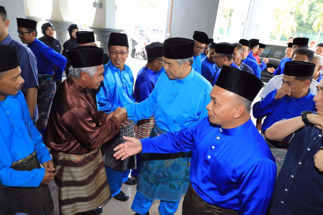 DrZahidHamidi's tweet photo. Solat Jumaat di Masjid Ar-Raudah, Kampung Beris Pak Abu, Besut, Terengganu. @YBAhmadRazif @idrisjusoh https://t.co/GRzeaeEw3T