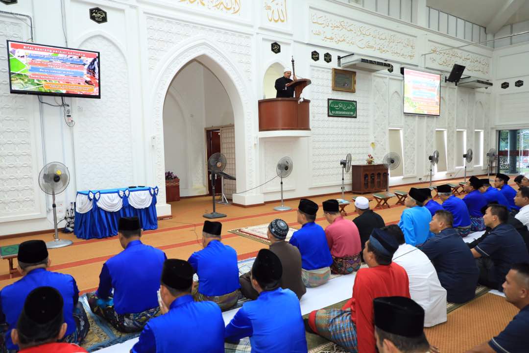 DrZahidHamidi's tweet photo. Solat Jumaat di Masjid Ar-Raudah, Kampung Beris Pak Abu, Besut, Terengganu. @YBAhmadRazif @idrisjusoh https://t.co/GRzeaeEw3T