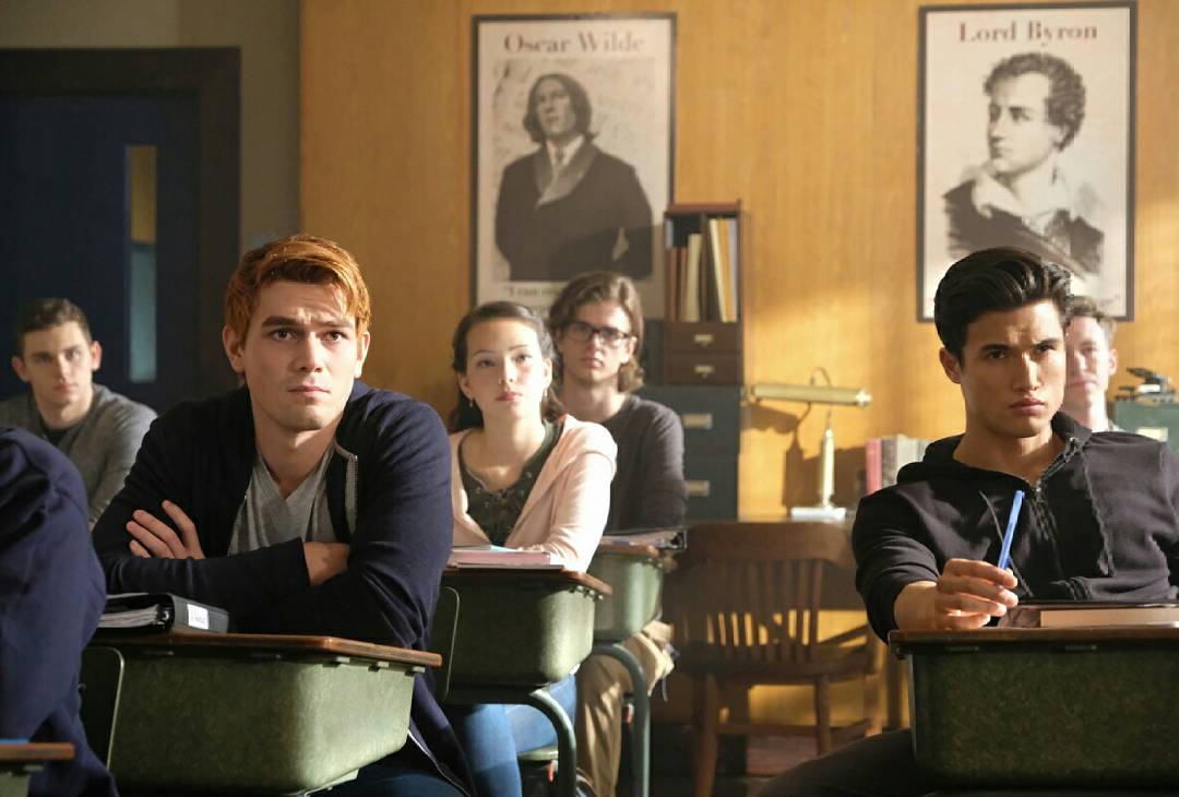 _riverdalenews's tweet photo. More stills from Riverdale, 2x02! https://t.co/6UYwl0Sk4A
