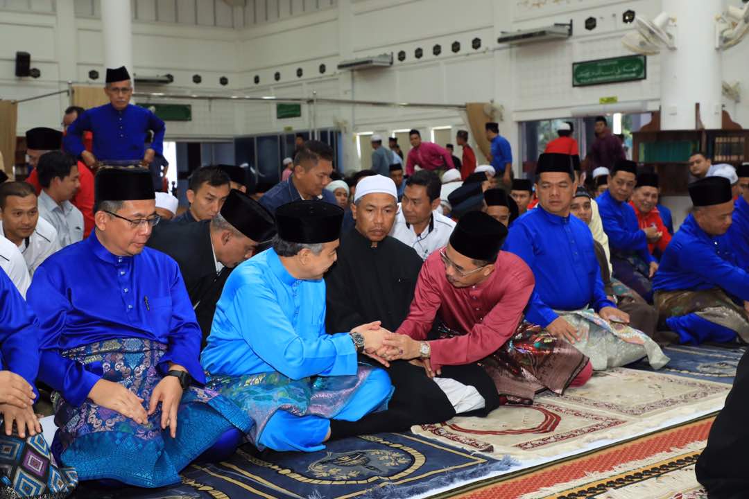 DrZahidHamidi's tweet photo. Solat Jumaat di Masjid Ar-Raudah, Kampung Beris Pak Abu, Besut, Terengganu. @YBAhmadRazif @idrisjusoh https://t.co/GRzeaeEw3T