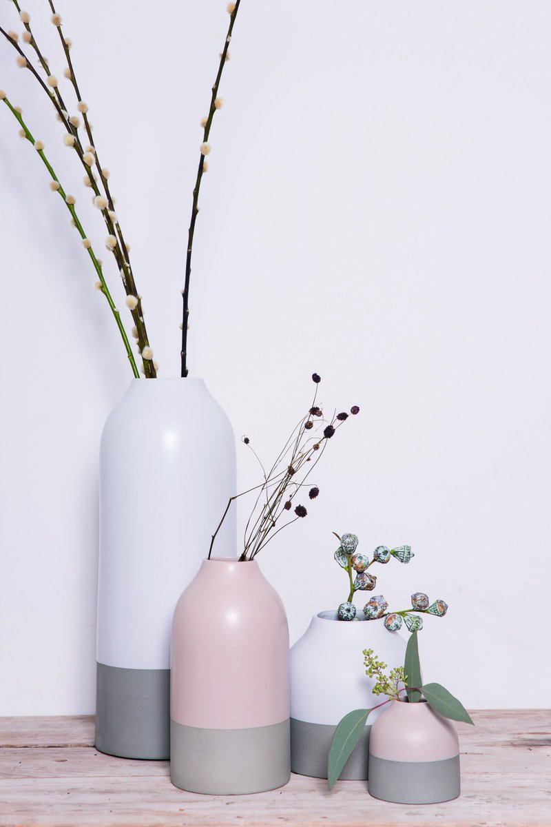 MoochiModo1's tweet photo. Good morning Holt, lovely homemade vases out in the window. https://t.co/u1Z0DZ7PfM #moochimodo #holt #norfolk #uk #accessory #homedecor #gifts #pottery #handmade #grey #pink #interiordesign https://t.co/8yRCyvdPNx