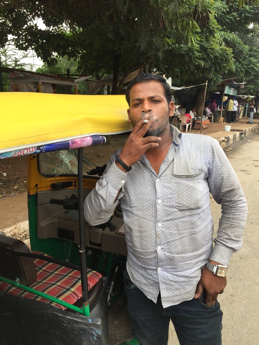ShagufM's tweet photo. This is the respect autodrivers of Bangalore have for @blrcitytraffic @BlrCityPolice while denying the fare. At Hebbal, on 6th Oct, 10:30am. https://t.co/5ht32NAwaI