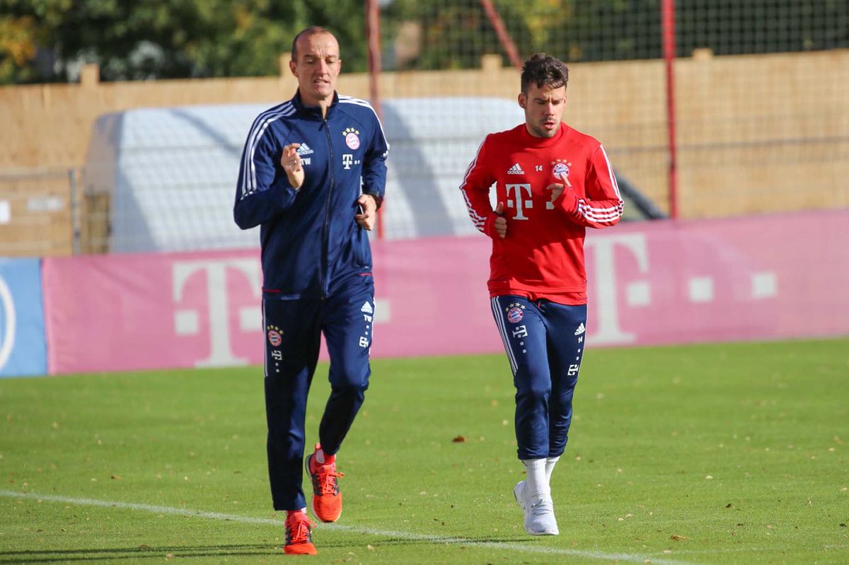 Otro pasito más! Hoy vuelta al campo! Another step! Back on the pitch!
#MiaSanMia #Bundesliga <a href="/FCBayern/">FC Bayern München</a> <a href="/FCBayernES/">FC Bayern München Español</a> ⚽️