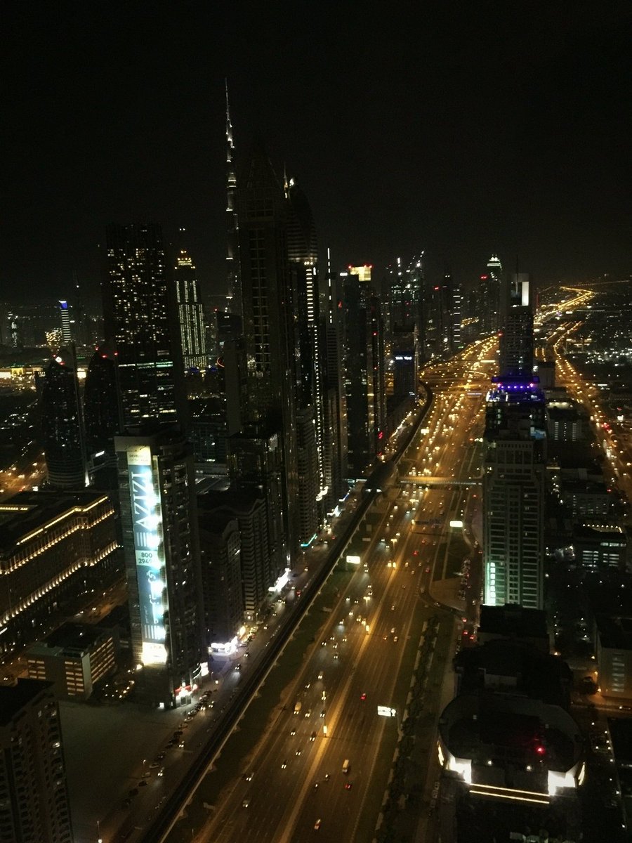 jay_ash_ree's tweet photo. View from my sky suite in the 61st floor facing down the Sheikh Zayed Road 🌃 🇦🇪 #JayInDubai #EmiratiLife #MillenniumPlazaHotel https://t.co/OcZp8gmtvj