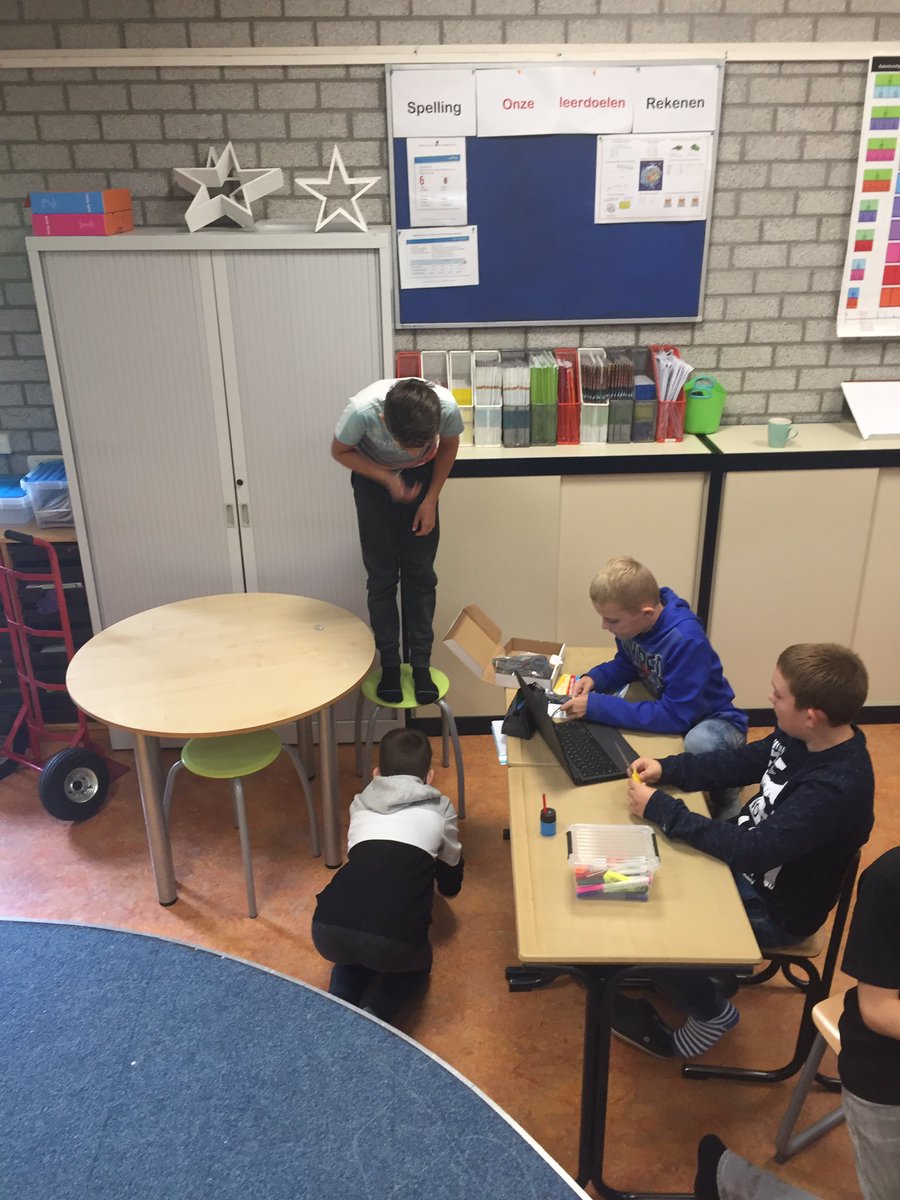 fritsn's tweet photo. Groep 8 van PCB de Aanwas in Zuidland lekker aan de gang met micro:bit #codeuur https://t.co/4WZkDa9hlF