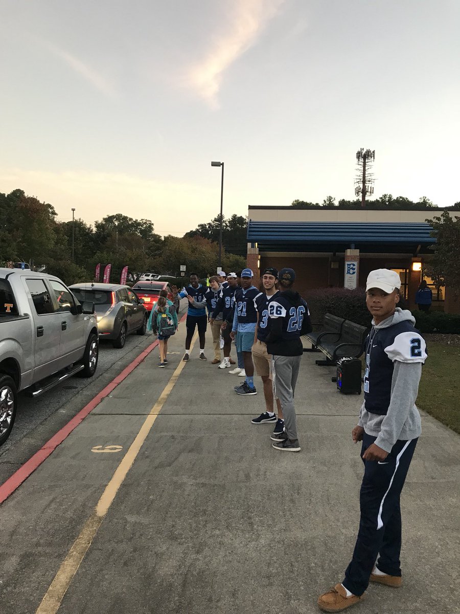 CoachTabGriffin's tweet image. Carpool at Murdock Elementary School. Thanks for having us out. #PopeFamily