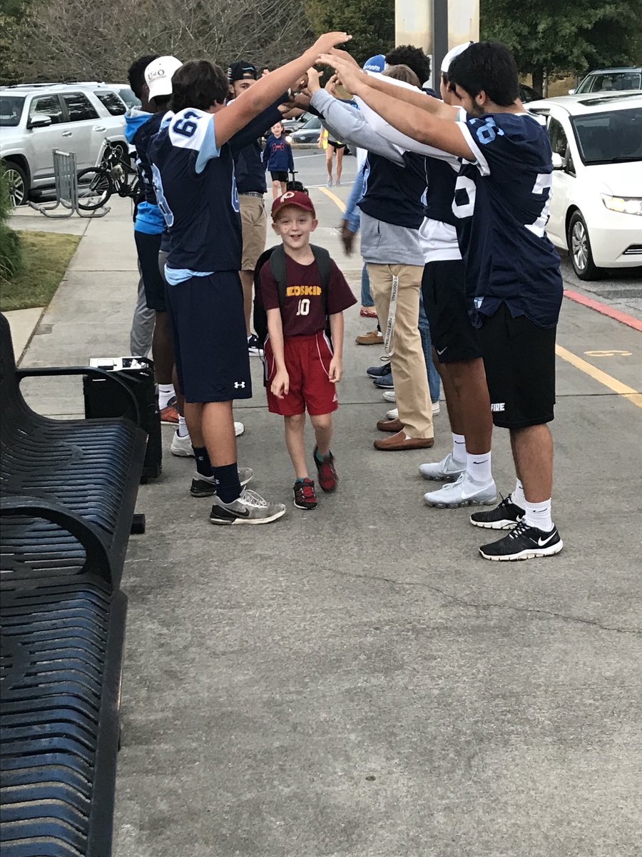 CoachTabGriffin's tweet image. Carpool at Murdock Elementary School. Thanks for having us out. #PopeFamily