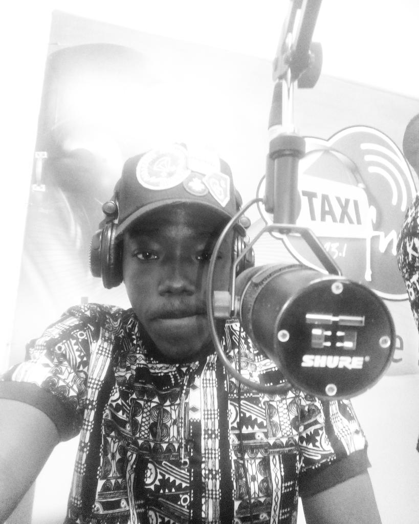 AmlimaSky's tweet photo. Capte la 93.1 fm ce soir à partir de 17h. Je serai en direct sur #TaxiFm 😎 https://t.co/VDRy2Vv3w7