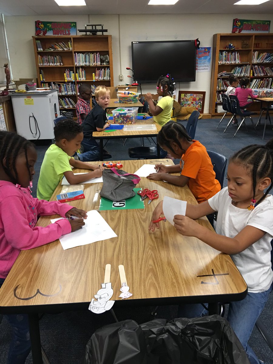 JBCaryLibrary's tweet image. Cary Kindergarten making their own Gerald and Piggie puppets! #carsoars #HCS #Title1
