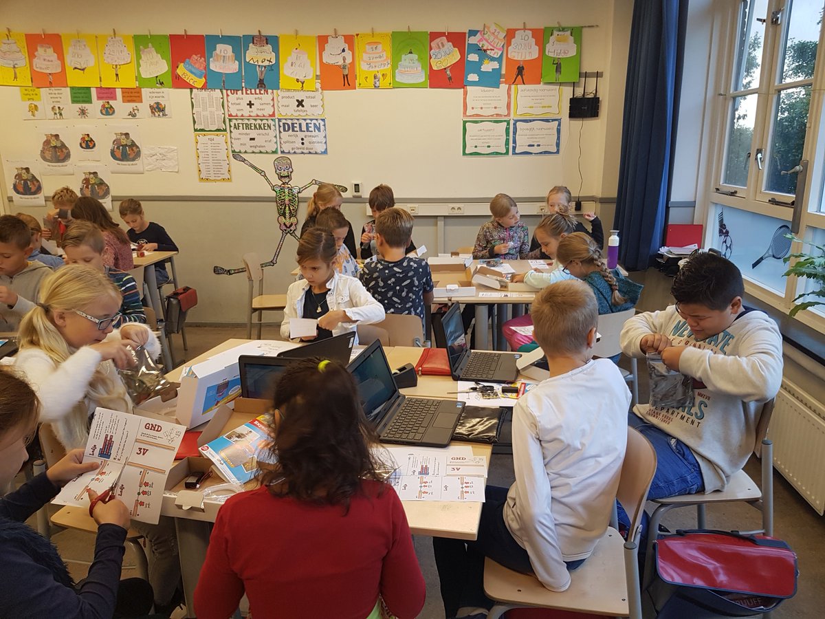 J3roen's tweet photo. #codeuur #expeditiemicrobit bij Juf Annemarie @binnenmeer @Tabijn Knippen, plakken en programmeren. Wat een combi!! @Ronilla @FutureNLorg ๐ฌ https://t.co/gCwroakUXR