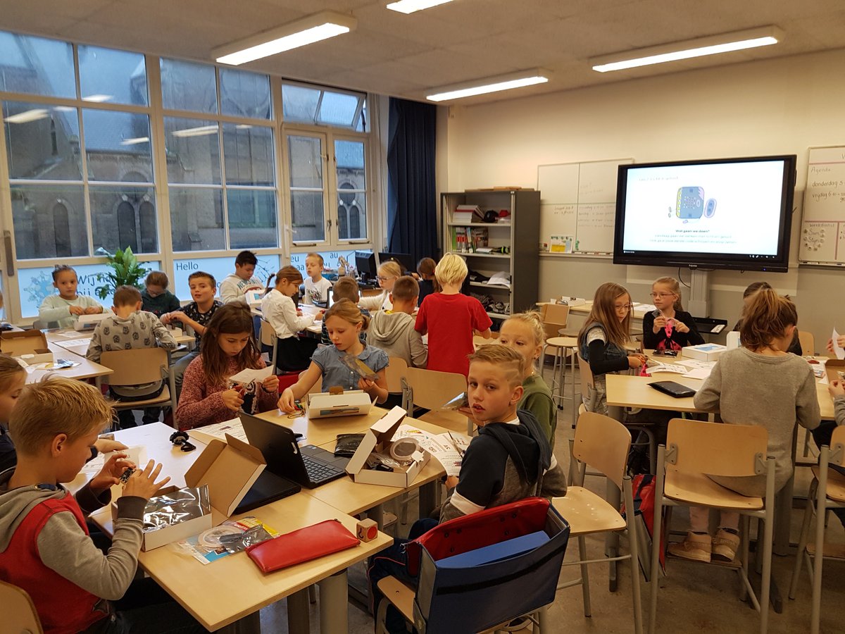 J3roen's tweet photo. #codeuur #expeditiemicrobit bij Juf Annemarie @binnenmeer @Tabijn Knippen, plakken en programmeren. Wat een combi!! @Ronilla @FutureNLorg ๐ฌ https://t.co/gCwroakUXR