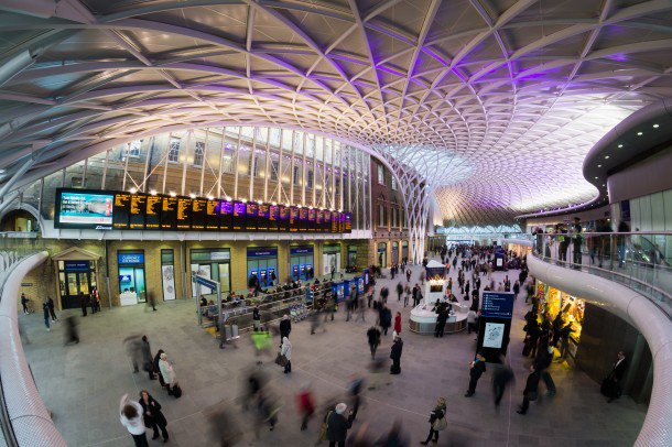 BenitosChat's tweet photo. You can pick up any coffee & pastry or porridge for just Β£2.95 at Kings Cross Station, #pray4delay #KingsCross https://t.co/8F82DPUUAo