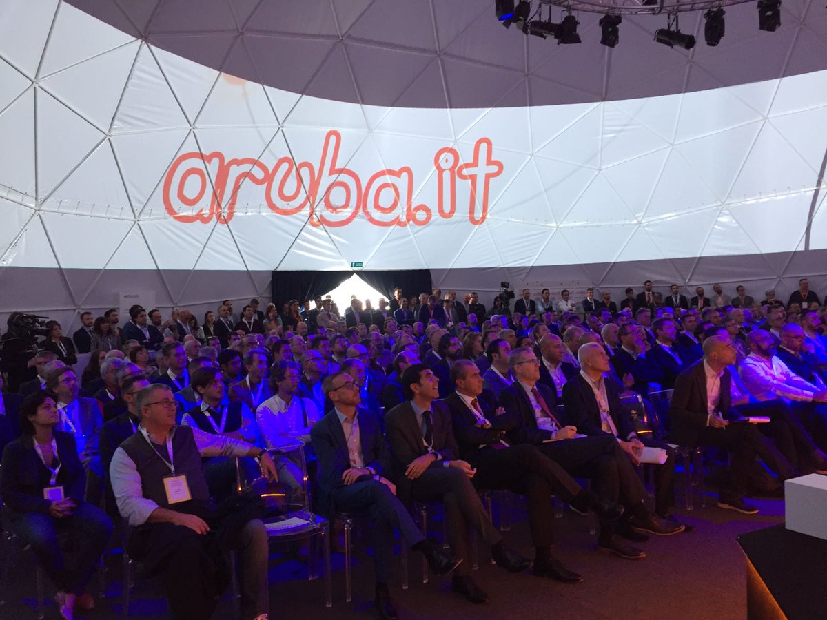 Arubait's tweet photo. #Arubait #ArubaDataCenter benvenuti al Global #Cloud #Datacenter #greendatacenter #GreenEnergy https://t.co/X5UqsCYZqr