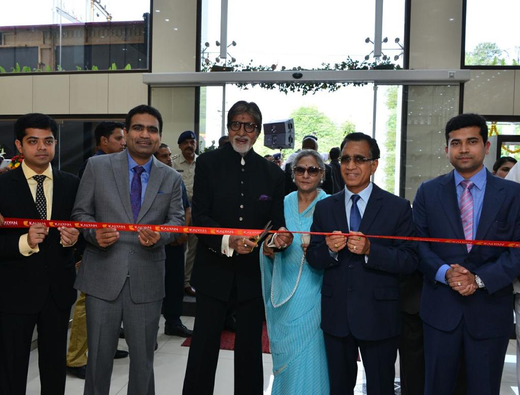 _RameshKalyan's tweet photo. Proud to inaugurate #KalyanJewellers  #115showroom #Bhopal with Mrs.Bachchan &amp; @SrBachchan https://t.co/8IF5jl1VfK