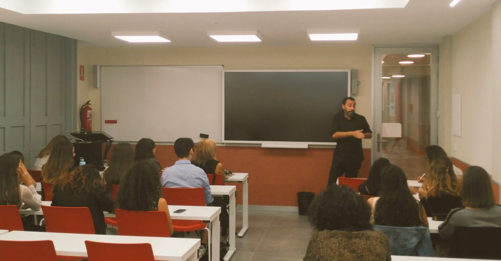 Nebrija's tweet photo. Masterclass del diseñador @juanjooliva a nuestros alumnos del Grado en Diseño de Moda #ModaEnNebrija https://t.co/Odtm9aGxYL
