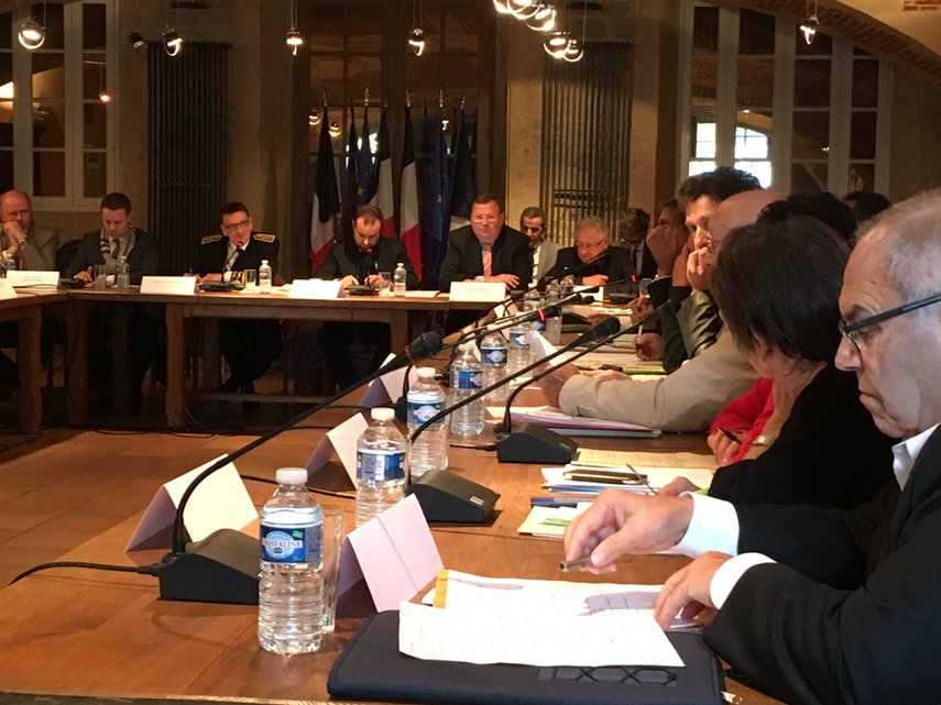 #Charleville Sec d'Etat Sebastien Lecornu "c'est une table ronde dont la forme n'est pas ronde" aux anti éoliens