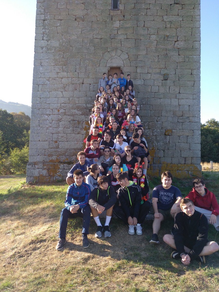 franciscanasOU's tweet photo. #excursiónsanfrancisco
O alumnado de bach de @franciscanasOU pousa diante da torre defensiva da #Forxa no concello ourensá da #Porqueira. https://t.co/sAWoWJGUA2