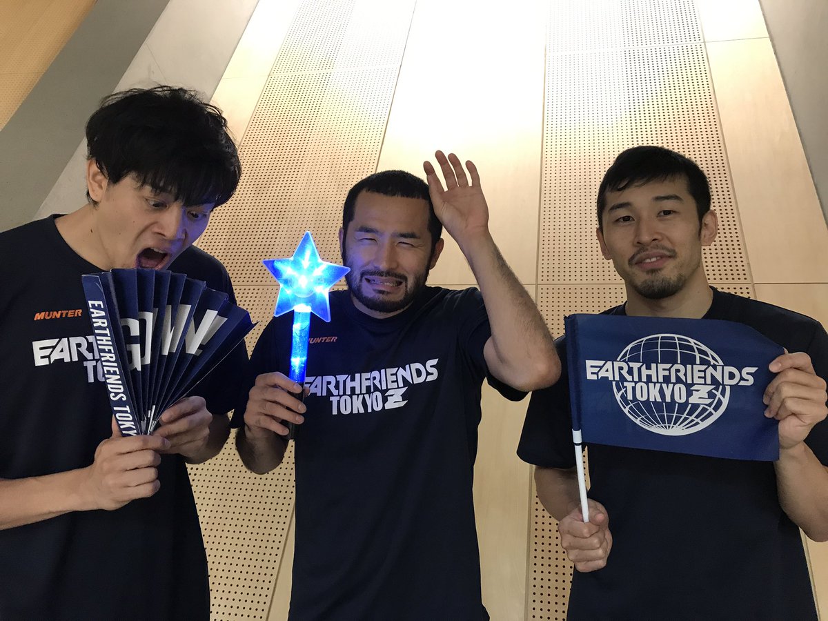 eftokyoz's tweet photo. 【グッズ情報】
#OLD3 のみなさんよりお知らせです👍明日も会場のグッズ売り場にてブルーライトスティック💙ハリセン✨開幕Tシャツ👕などなどグッズを販売しておりますのでぜひご購入ください❗️みなさんで一緒にGo! Win! Z!🌟
#tokyoz #Bリーグ https://t.co/PyaQ0Tm5mb