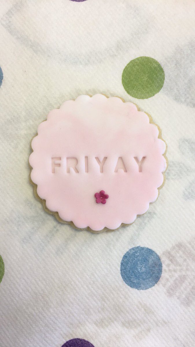 weeze_bateman's tweet photo. Cookie? 🍪 #FridayFeeling #friyay https://t.co/pZEXntQXnZ