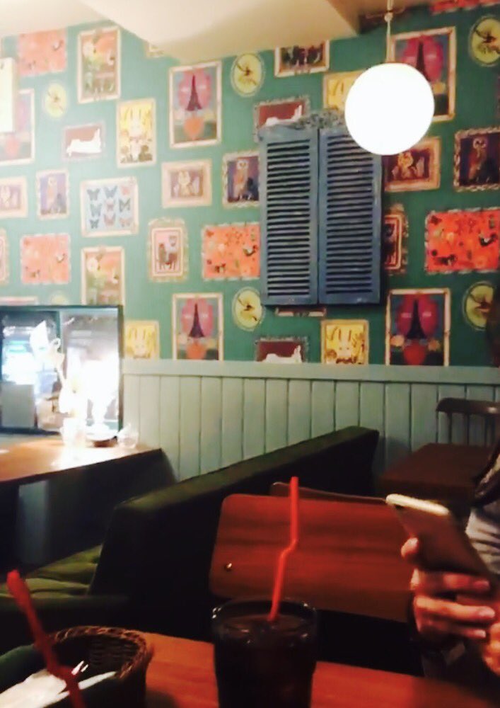 カワゴエリエ Pa Twitter 昨日行ったカフェの壁紙が可愛すぎる件 パリカフェ 鹿児島