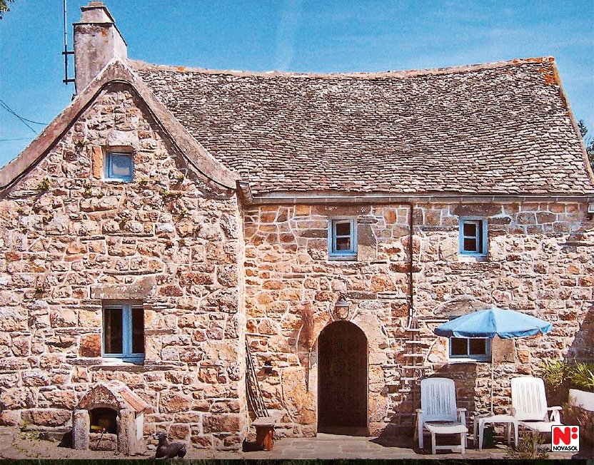 Erg leuk! Dit traditionele Bretonse vakantiehuis in #Frankrijk, dateert uit de 16e Eeuw. bit.ly/2kpki9u