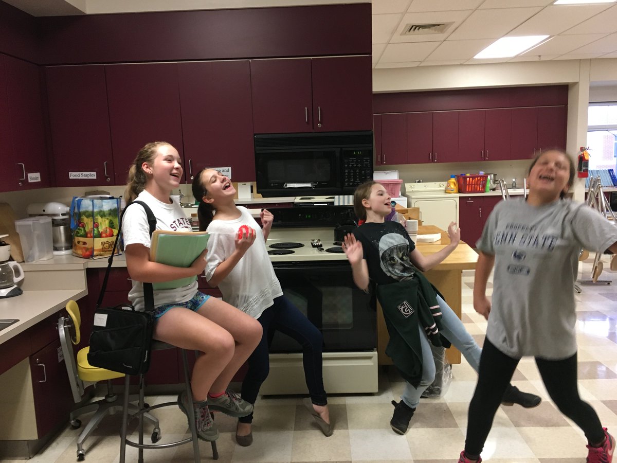 MrsBastressMNMS's tweet photo. What to do when you have 2 minutes to last bell? Many choices! For us - Sing Frozen's Let it Go? Naturally! #ROARon #PrideandJoy #PrideFun https://t.co/wQxjpHbJSv