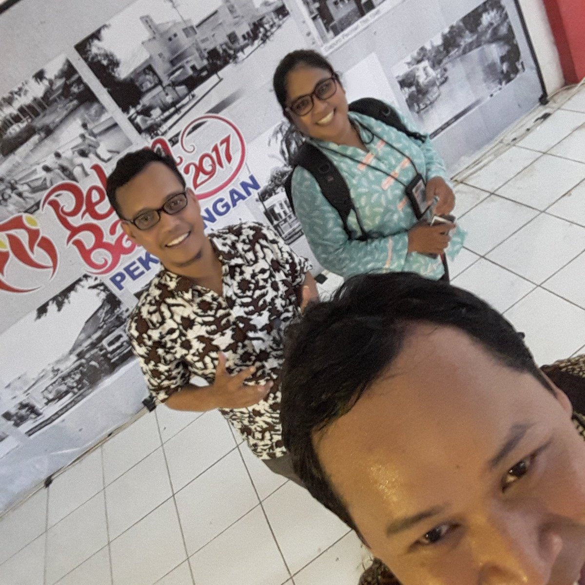 shem_aji's tweet photo. Ayo kerja buat meramaikan Pekan Batik Nusantara.
Besok arak-arakan Batik.lek kbul ikutan memeriahkan dengan Angklungnya...Regina Liputan y https://t.co/R3I86CMwfv