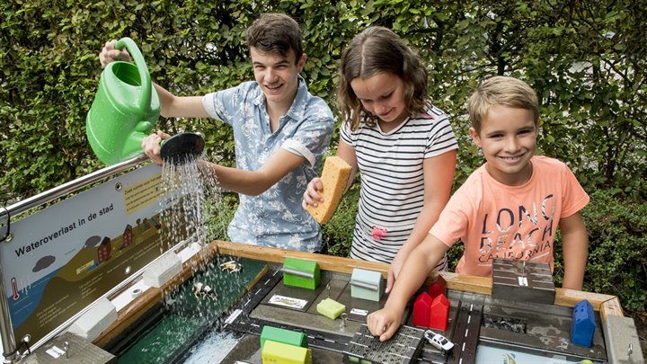 WLomgeving's tweet photo. Beleef @ons_water op zondag 29-10 met activiteiten voor 👧🏽 en 👴🏼! Open dag van onze werven + zuiveringen in Limburg. https://t.co/Sf9LK0C3Lo https://t.co/DkeTdarUlh